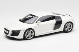 Audi R8 Type 42 ホワイト Kyosho 1:18 09213W メタル