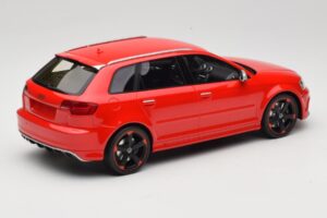 Audi RS3 8P Sportback レッド DNA 1:18 DNA000056 レジン - 画像 2/6