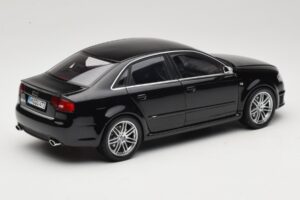 Audi RS4 B7 Sedan Phantom Black Minichamps 1:18 5010509115 メタル - 画像 3/8