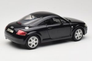 Audi TT 8N ブラック Revell 1:18 08953 メタル - 画像 3/8