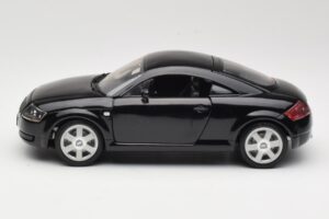Audi TT 8N ブラック Revell 1:18 08953 メタル - 画像 4/8