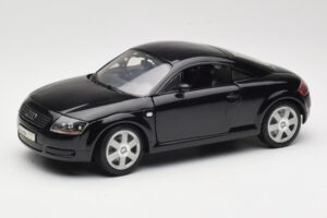 Audi TT 8N ブラック Revell 1:18 08953 メタル
