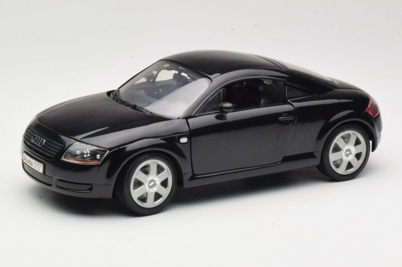 Audi TT 8N ブラック Revell 1:18 08953 メタル