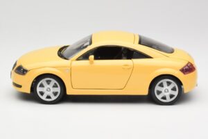 Audi TT 8N イエロー Revell 1:18 08954-M1 メタル - 画像 4/8