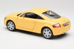 Audi TT 8N イエロー Revell 1:18 08954-M1 メタル - 画像 7/8