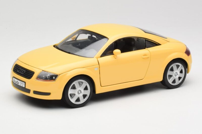 Audi TT 8N イエロー Revell 1:18 08954-M1 メタル