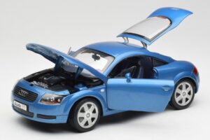 Audi TT 8N ブルー Revell 1:18 8954 メタル - 画像 2/8