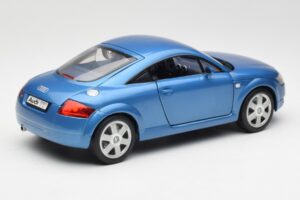 Audi TT 8N ブルー Revell 1:18 8954 メタル - 画像 3/8