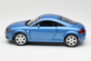 Audi TT 8N ブルー Revell 1:18 8954 メタル - 画像 4/8