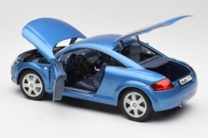Audi TT 8N ブルー Revell 1:18 8954 メタル - 画像 5/8