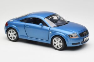 Audi TT 8N ブルー Revell 1:18 8954 メタル - 画像 6/8