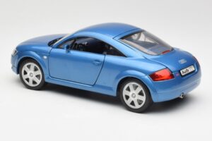 Audi TT 8N ブルー Revell 1:18 8954 メタル - 画像 7/8