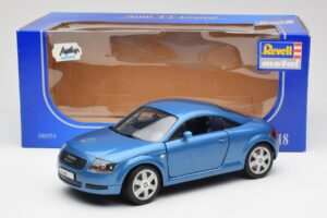 Audi TT 8N ブルー Revell 1:18 8954 メタル - 画像 8/8