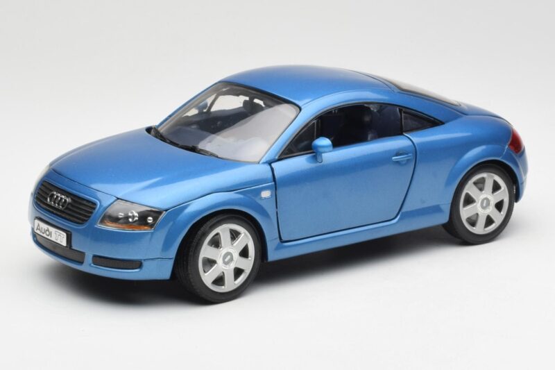 Audi TT 8N ブルー Revell 1:18 8954 メタル