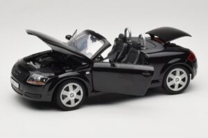 Audi TT 8N ロードスター ブラック Revell 1:18 08980 メタル - 画像 2/8