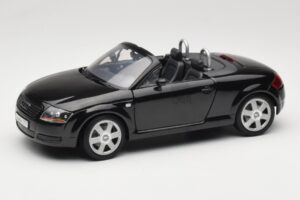 Audi TT 8N ロードスター ブラック Revell 1:18 8980 メタル