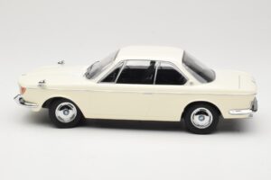 BMW 2000 CS Coupe クリーム KK-Scale 1:18 KKDC180121 メタル - 画像 3/6