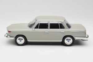 BMW 2000 TI グレー MCG 1:18 MCG18112 メタル - 画像 3/6