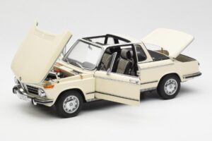 BMW 2002 Baur カブリオレ E10 Chamonix ホワイト AUTOart 1:18 70532 メタル - 画像 2/8