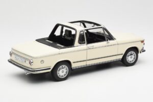 BMW 2002 Baur カブリオレ E10 Chamonix ホワイト AUTOart 1:18 70532 メタル - 画像 3/8