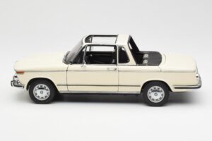 BMW 2002 Baur カブリオレ E10 Chamonix ホワイト AUTOart 1:18 70532 メタル - 画像 4/8