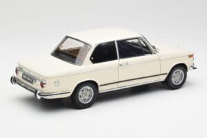 BMW 2002 ホワイト Kyosho 1:18 08541W メタル - 画像 3/8