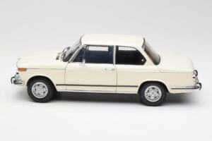 BMW 2002 ホワイト Kyosho 1:18 08541W メタル - 画像 4/8