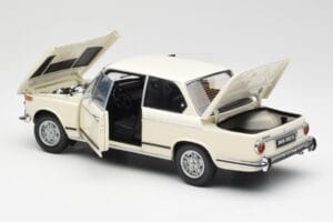 BMW 2002 ホワイト Kyosho 1:18 08541W メタル - 画像 5/8