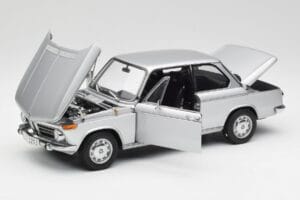 BMW 2002tii シルバー AUTOart 1:18 80430151479 メタル - 画像 2/8