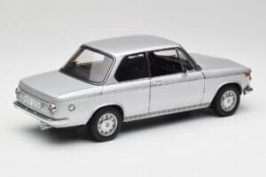 BMW 2002tii シルバー AUTOart 1:18 80430151479 メタル - 画像 3/8