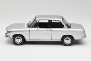 BMW 2002tii シルバー AUTOart 1:18 80430151479 メタル - 画像 4/8