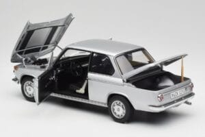 BMW 2002tii シルバー AUTOart 1:18 80430151479 メタル - 画像 5/8