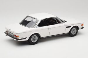 BMW 3.0 CSi E9 ホワイト Minichamps 1:18 180029026 メタル - 画像 3/8