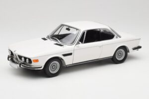 BMW 3.0 CSi E9 ホワイト Minichamps 1:18 180029026 メタル