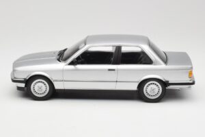 BMW 323i E21 シルバー Minichamps 1:18 155026001 メタル - 画像 3/6