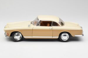 BMW 503 ベージュ Revell 1:18 8832 メタル - 画像 4/8