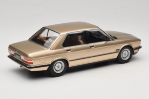 BMW 520i E28 Gold Metallic IXO 1:18 18CMC184 メタル - 画像 2/6