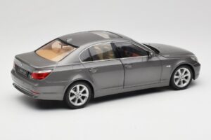 BMW 530i E60 Grey Metallic Revell 1:18 08841 メタル - 画像 3/8