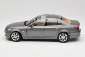 BMW 530i E60 Grey Metallic Revell 1:18 08841 メタル - 画像 4/8