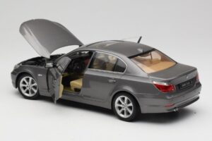 BMW 530i E60 Grey Metallic Revell 1:18 08841 メタル - 画像 5/8