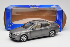 BMW 530i E60 Grey Metallic Revell 1:18 08841 メタル - 画像 8/8