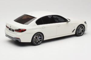 BMW 545e xDrive M-Sport G30 ホワイト GT Spirit 1:18 GT496 レジン - 画像 2/6