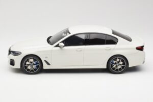 BMW 545e xDrive M-Sport G30 ホワイト GT Spirit 1:18 GT496 レジン - 画像 3/6