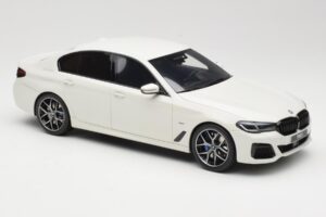 BMW 545e xDrive M-Sport G30 ホワイト GT Spirit 1:18 GT496 レジン - 画像 4/6