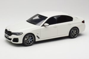 BMW 545e xDrive M-Sport G30 ホワイト GT Spirit 1:18 GT496 レジン