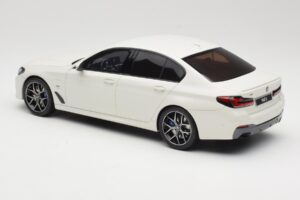 BMW 545e xDrive M-Sport G30 ホワイト GT Spirit 1:18 GT496 レジン - 画像 5/6