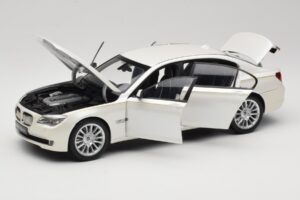 BMW 7 Series F02 760Li Brilliant White Kyosho 1:18 08783BRW メタル - 画像 2/8
