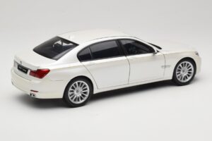 BMW 7 Series F02 760Li Brilliant White Kyosho 1:18 08783BRW メタル - 画像 3/8