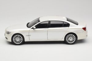 BMW 7 Series F02 760Li Brilliant White Kyosho 1:18 08783BRW メタル - 画像 4/8