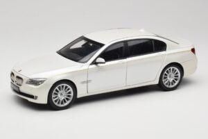 BMW 7 Series F02 760Li Brilliant White Kyosho 1:18 08783BRW メタル